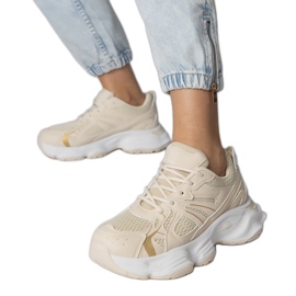 Sneaker sportive beige su una suola enorme