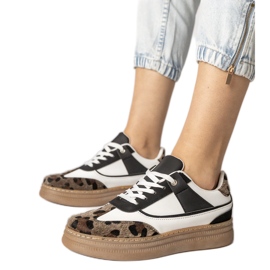 Sneaker in bianco e nero con un accessorio leopardo bianca