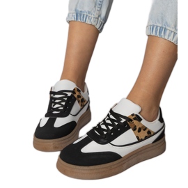 Sneaker bianche e bianche con un accessorio leopardo bianca