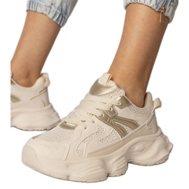 Sneaker beige sport femminili con un inserimento dorato