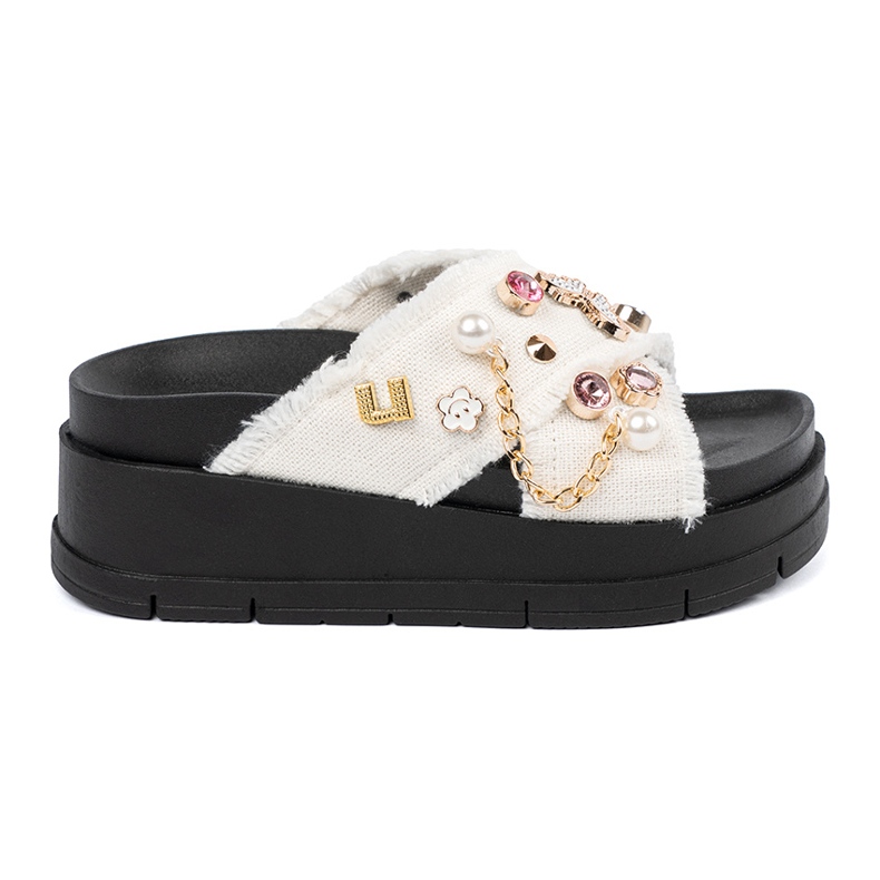 Seastar Flip White Flip su una piattaforma nera con pins bianca