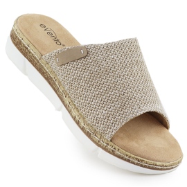 Infradito da donna sull'elevazione di beige evento 8832