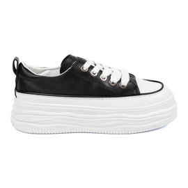 Sneaker in bianco e nero sulla piattaforma