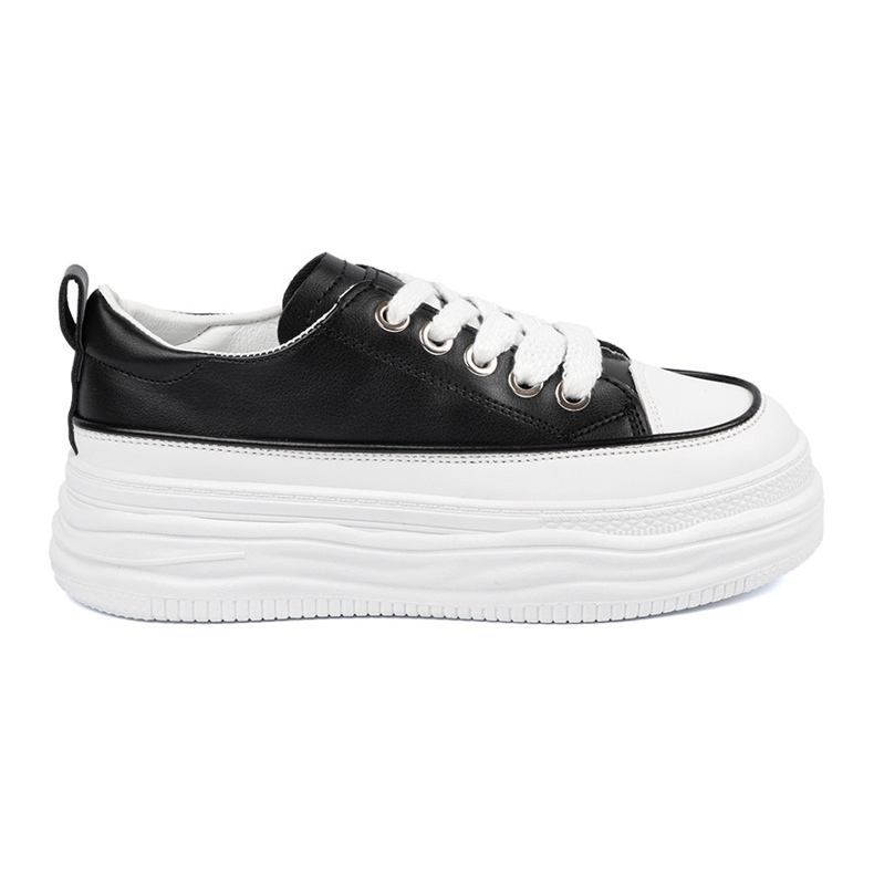 Sneaker in bianco e nero sulla piattaforma