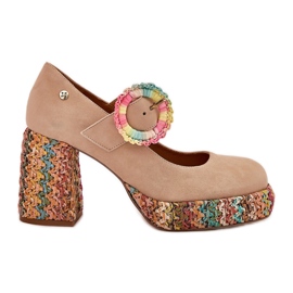 Pompe in pelle scamosciata con treccia sul post e piattaforma Maciejka 06839-04 beige