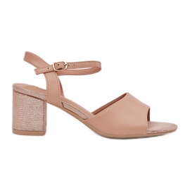 Sandali femminili sul beige di Vinceza 20275