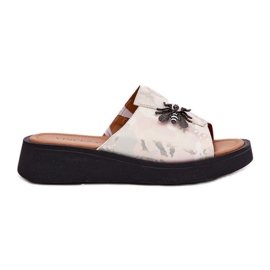 Pantofole in pelle femminile con una spilla beige di Vinceza 66752