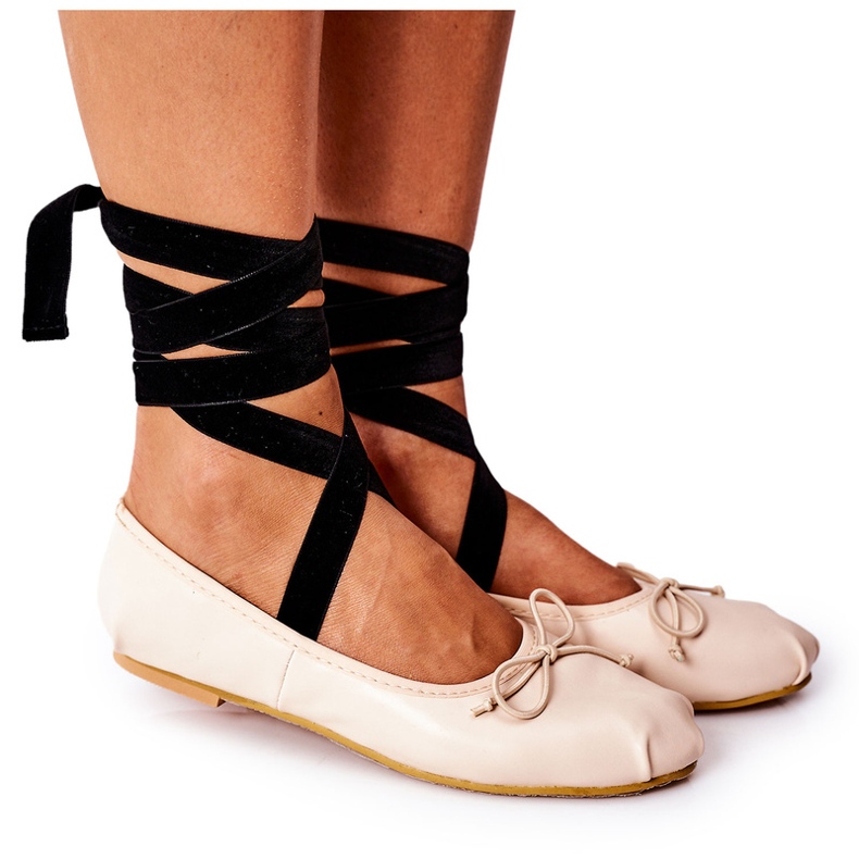 Ballerine femminili legate con un arco nudo beige