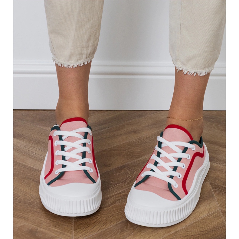 Sneaker da donna rosa sulla piattaforma