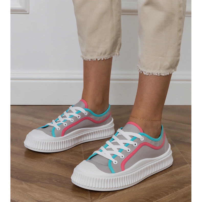 Sneaker da donna grigia sulla piattaforma grigio