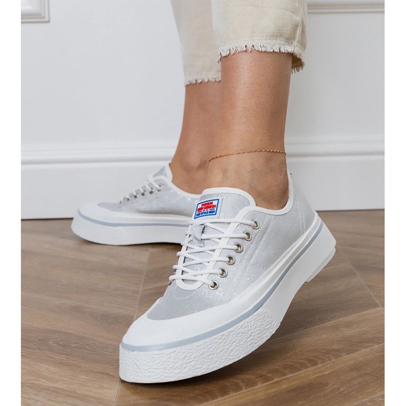 Sneaker da donna grigia sulla piattaforma grigio