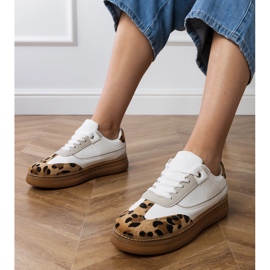 Sneaker bianche con un accessorio leopardo bianco