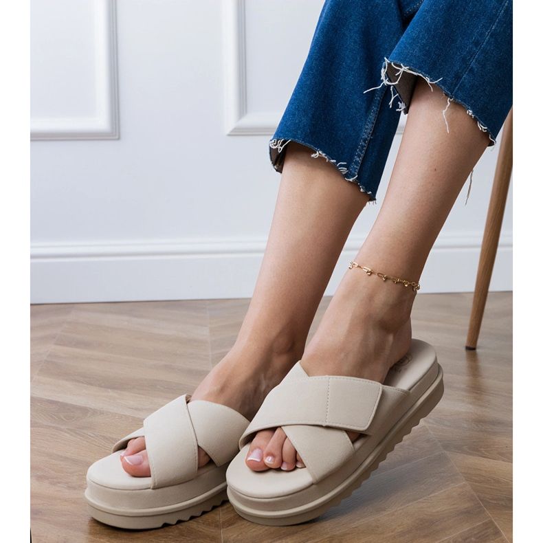 BEIGE Flaps con strisce sulla piattaforma