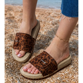 Flip leopardo -flip sulla piattaforma con una fibbia decorativa marrone