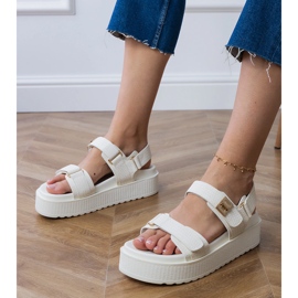 Sandali bianchi sulla piattaforma con cinghie sul velcro bianco