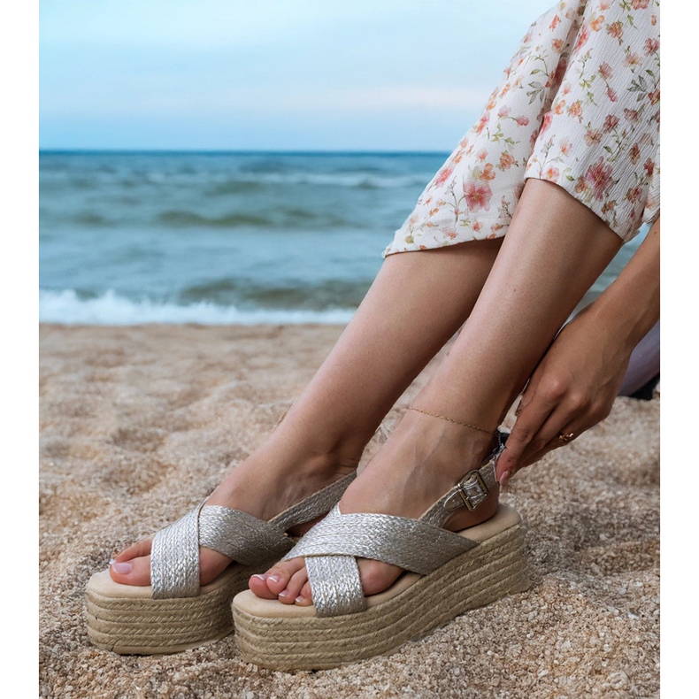 Sandali di espadrille d'argento su una piattaforma con strisce