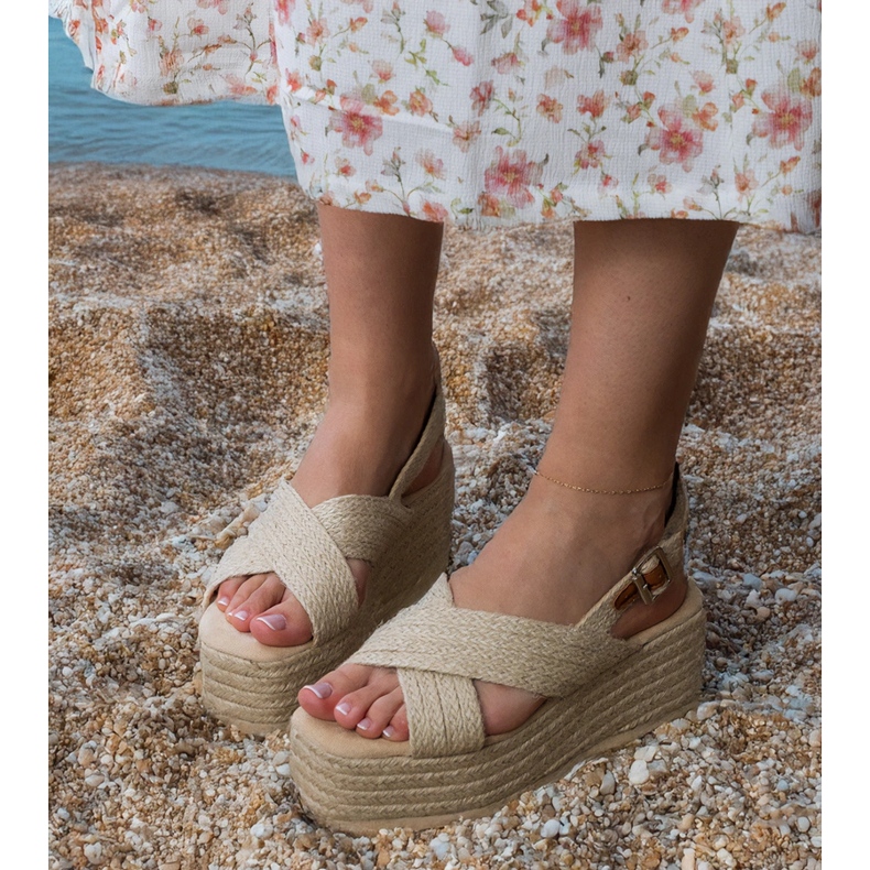 Sandali beige espadrilles su una piattaforma con strisce