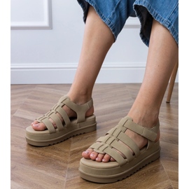 Sandali gladiatori beige scuri sulla piattaforma