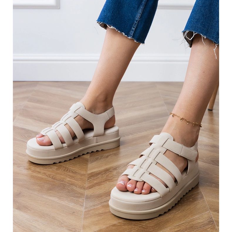 Sandali del gladiatore beige sulla piattaforma