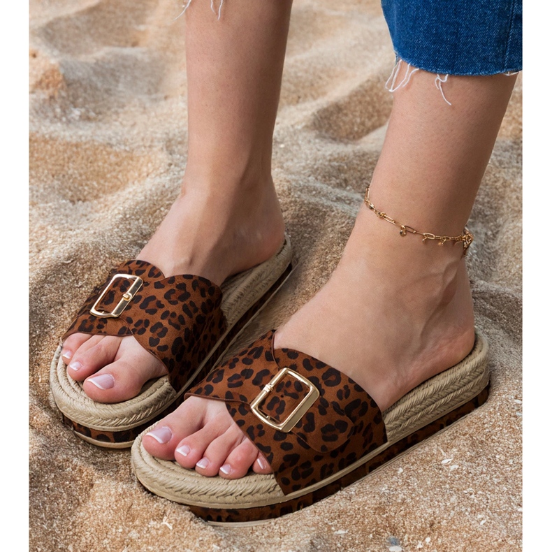 Panther Flip Flops sulla piattaforma con una fibbia sulla barra marrone