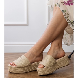 Beige espadrilles sulla piattaforma