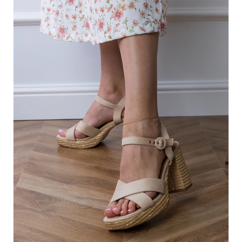 Sandali beige con strisce sul palo