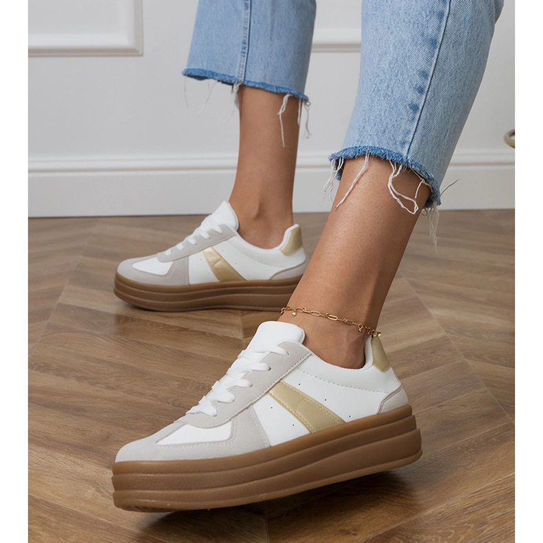 Sneakers bianche da donna sulla piattaforma bianca