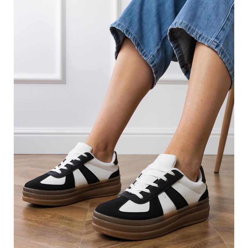 Sneakers nere da donna sulla piattaforma nero