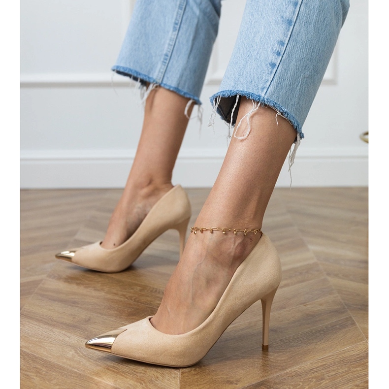 Pompe di ecosam beige con un dito metallico