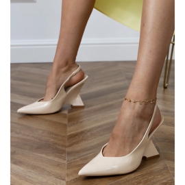 Sandali beige su un cuneo geometrico