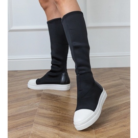 Stivali sportivi di materiale nero con una tomaia elastica