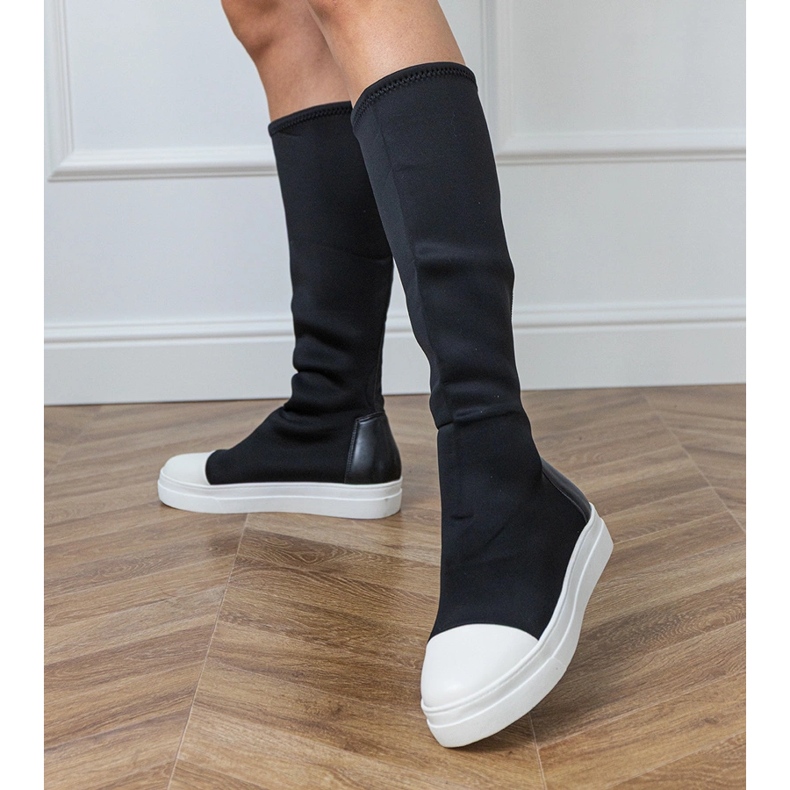 Stivali sportivi di materiale nero con una tomaia elastica