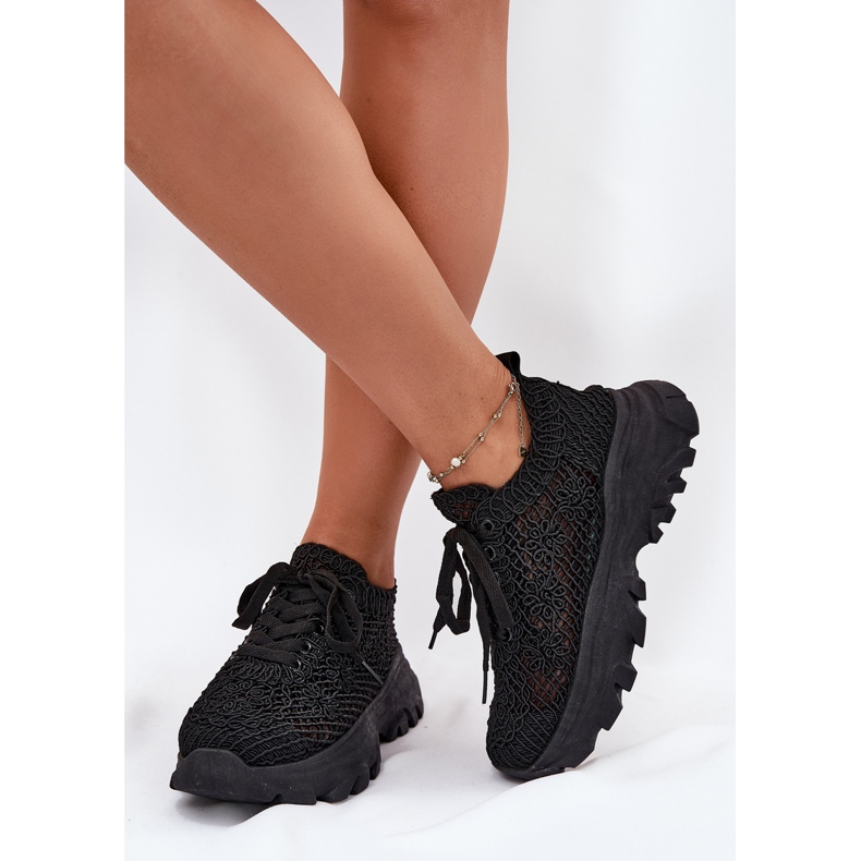 Sneaker da donna con una tomaia nera all'uncinetto nero