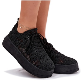 Sneaker femminili sulla piattaforma con una tomaia nera all'uncinetto nero