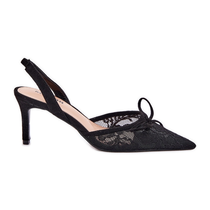 Tacchi alti in pizzo con un tallone nero