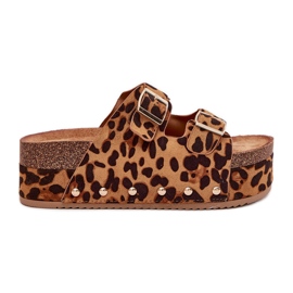 Infradito da donna con fibbie su un'enorme piattaforma leopardata marrone