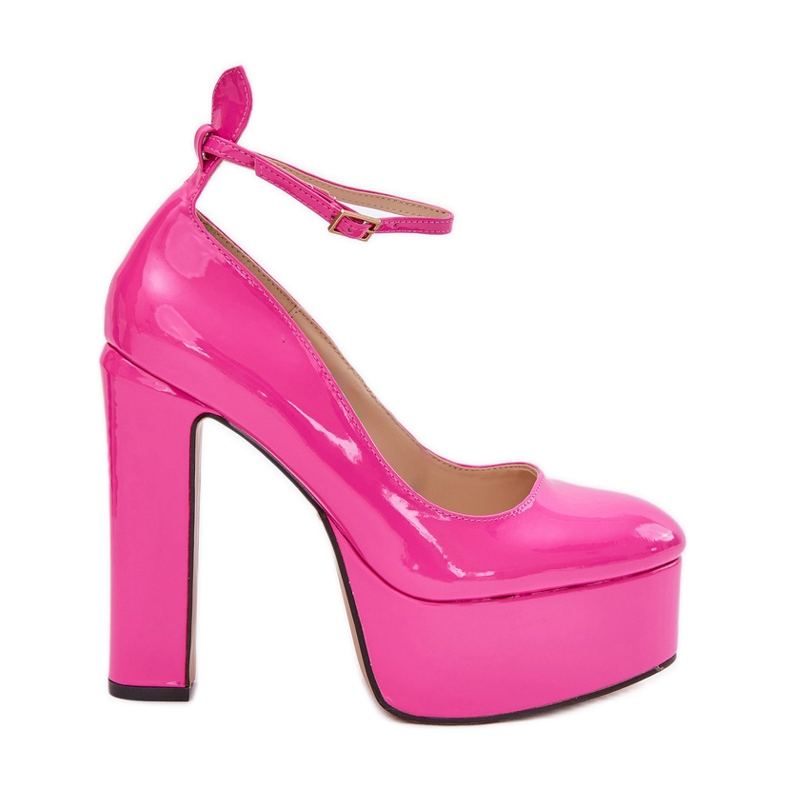 Pompe dipinte su un post alto e una piattaforma rosa