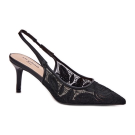 Sandali con tacchi in pizzo con un tallone aperto nero