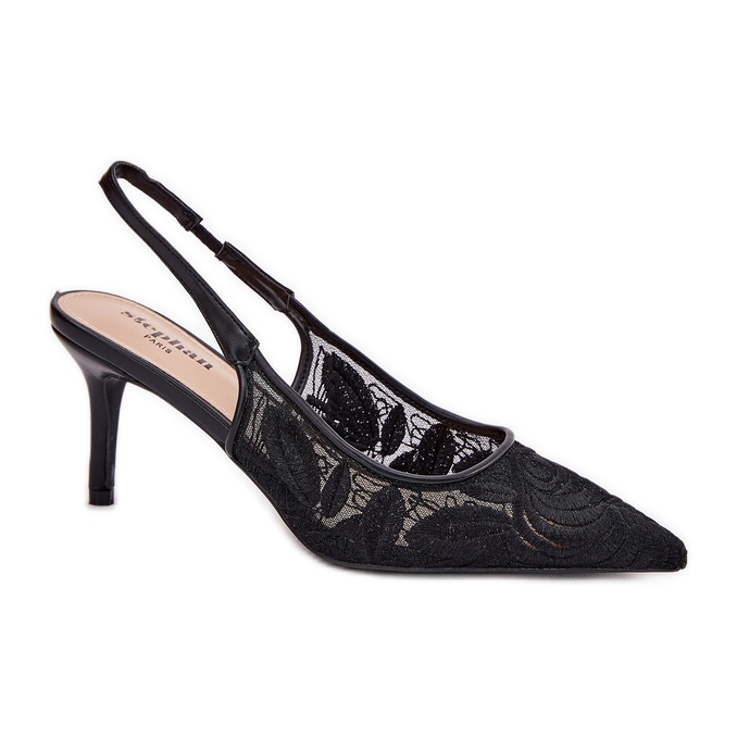 Sandali con tacchi in pizzo con un tallone aperto nero