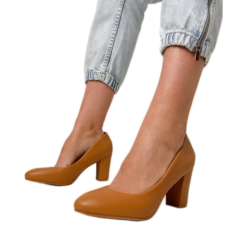 Brown Classic Pumps sul post marrone