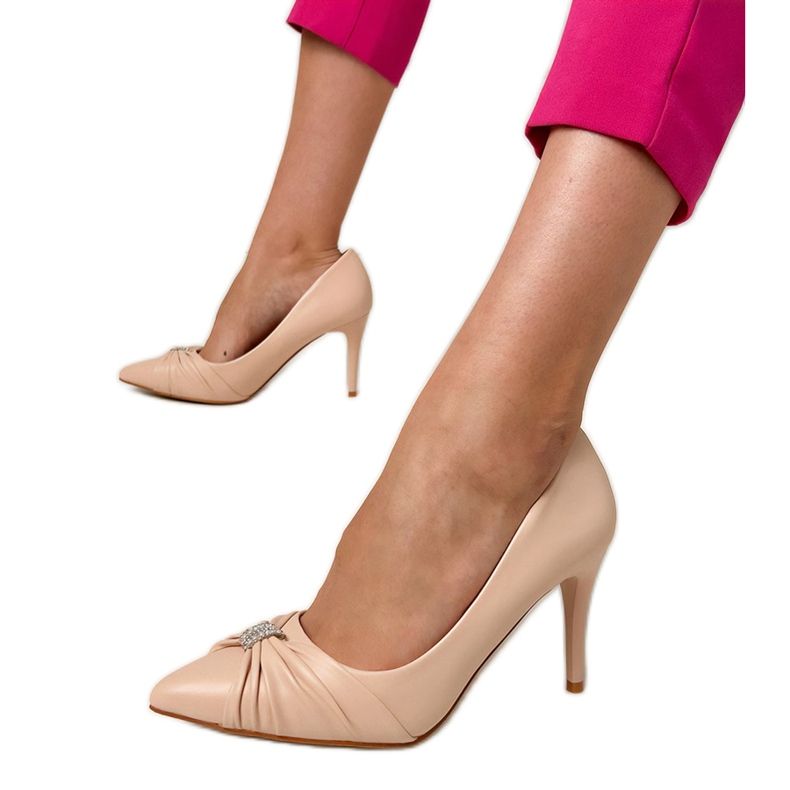 Pompe classiche beige su un perno con zirconi