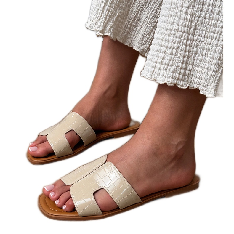 BEIGE Flaps su una suola piatta con la pressione