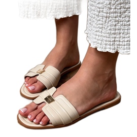 Le infradito da donna beige con un ornamento sulla cintura