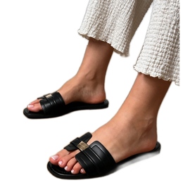 Pantofole da donna nera con un ornamento sulla cintura nero