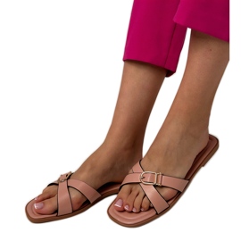 Infradito rosa con una fibbia decorativa sulla cintura