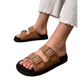 Flip -flip marroni con morsetti su strisce marrone