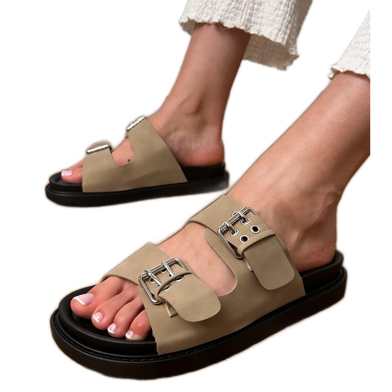 Flip verdi con morsetti su strisce beige