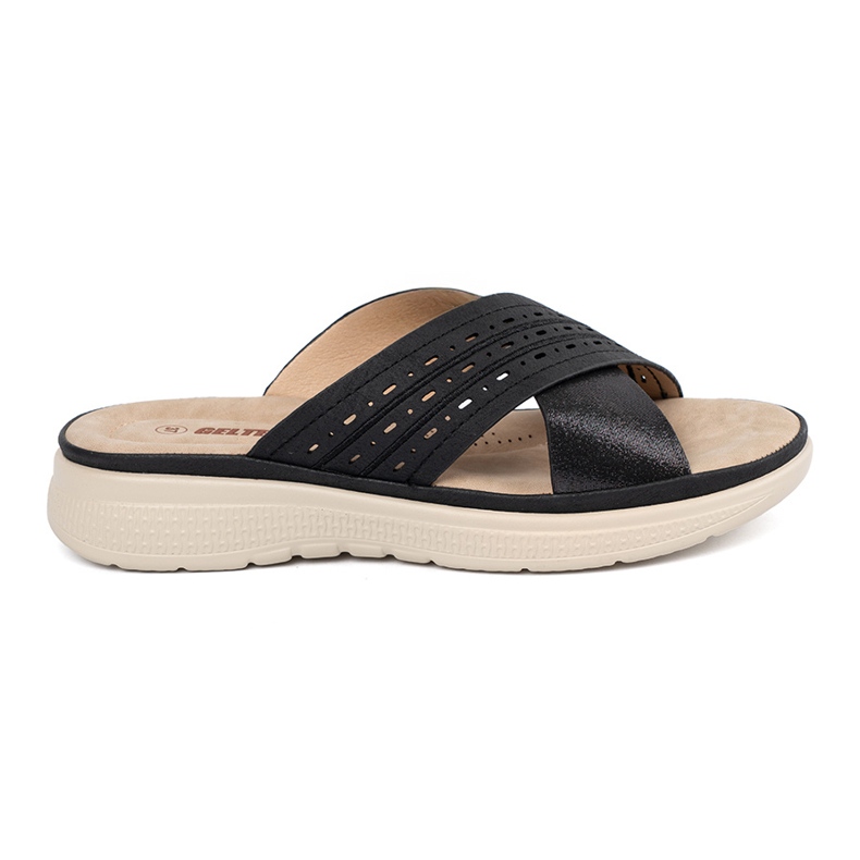 Ciabatte nere sulla piattaforma nero