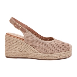 Sandali femminili per cuneo con una treccia scura beige