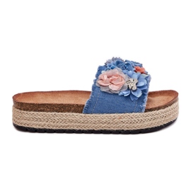Infradito da donna sulla piattaforma con treccia e fiori blu